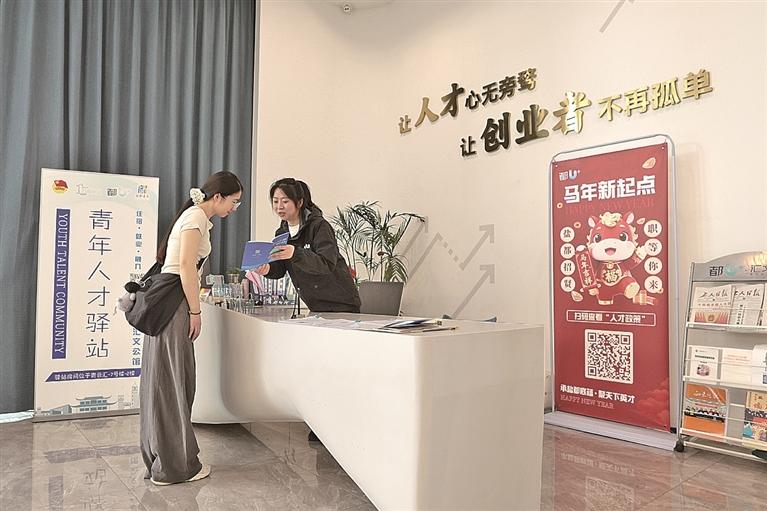 直播海报:国新办就“勇担历史使命 建设科技强国”举行中外记者见面会