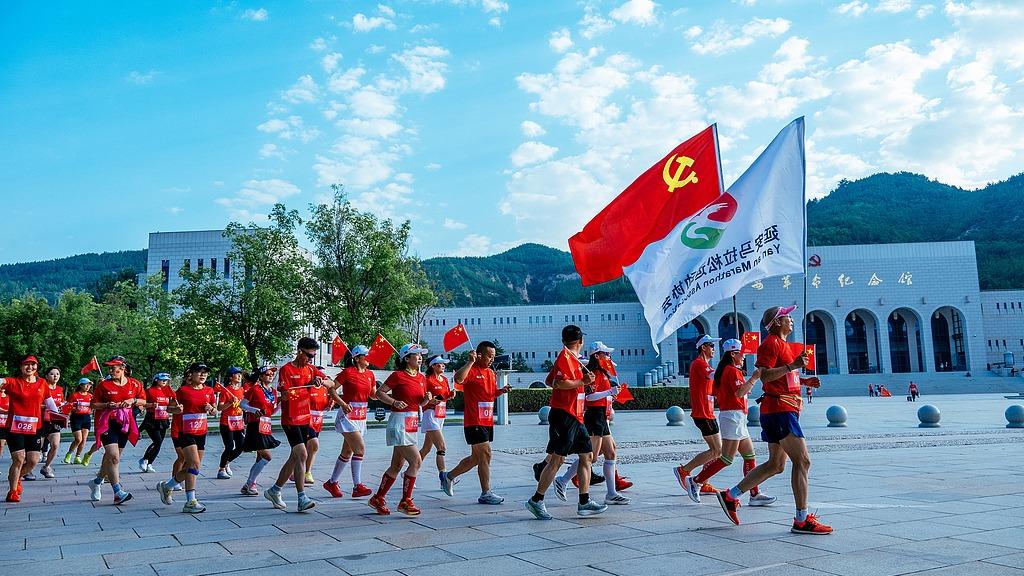 李强出席2026年夏季达沃斯论坛工商界代表座谈会