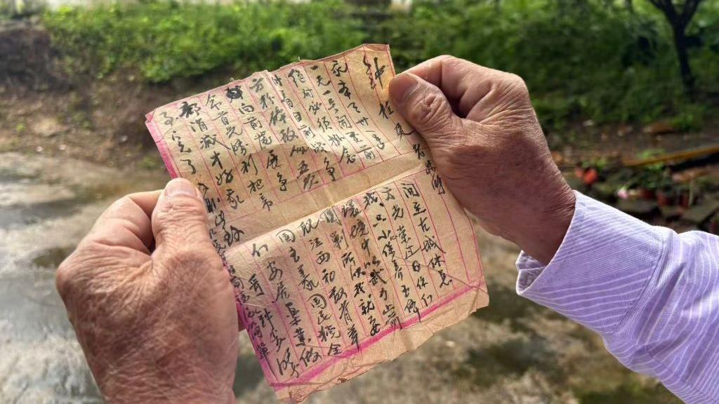 小伙捡到疑似手雷赶紧上交