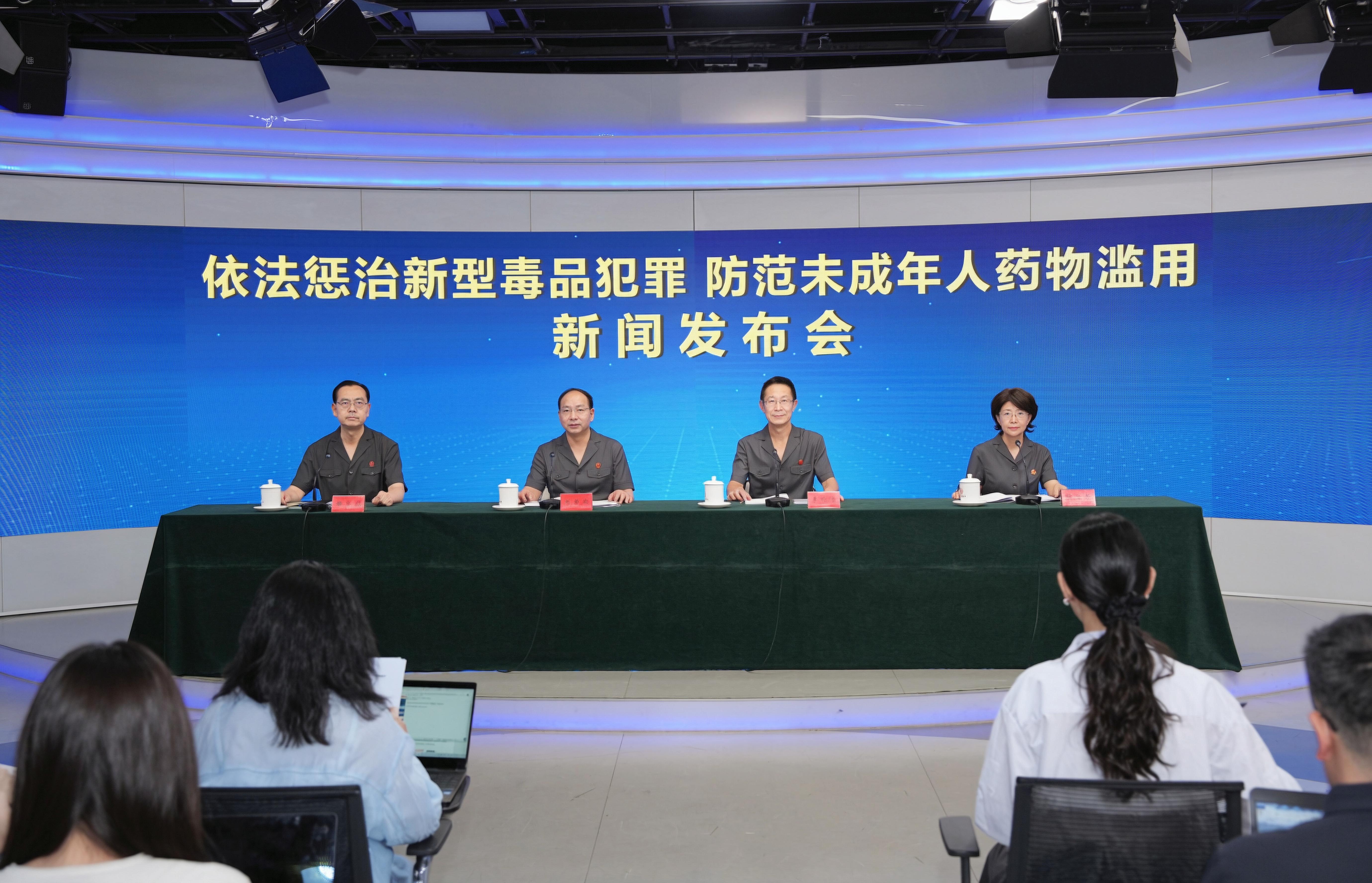 吴镇宇晒费曼王嘉尔合照