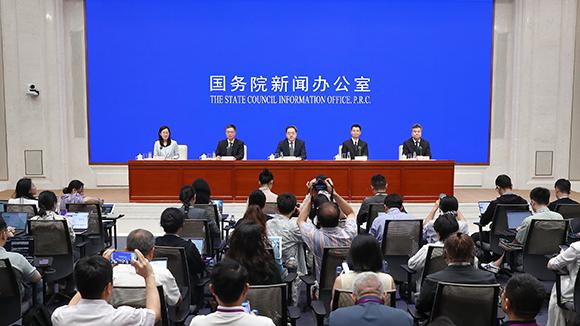 上海爷叔现身被大量股民围观