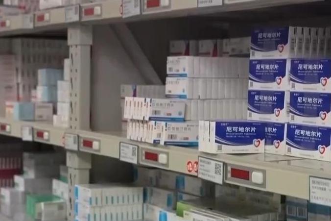 上海爷叔现身被大量股民围观